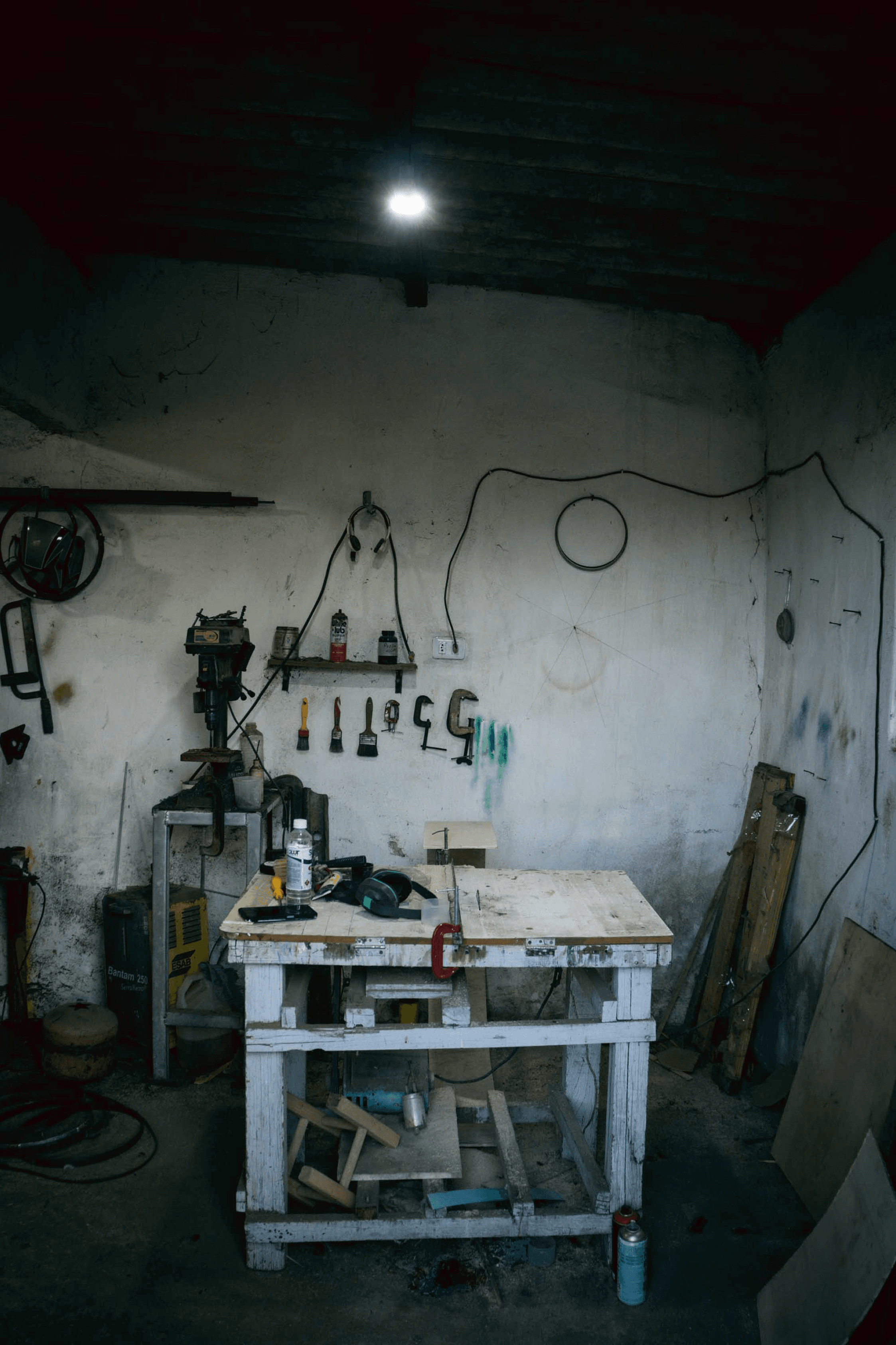 Interior de um ateliê de artesão com ferramentas e bancada de trabalho
