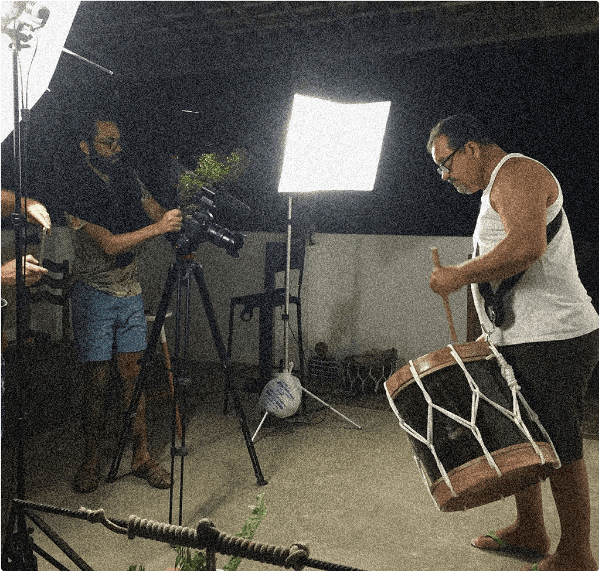 Equipe do projeto gravando um vídeo de Abílio tocando uma alfaia